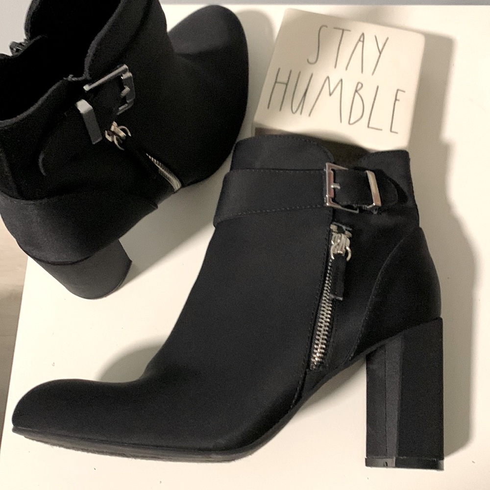 Black ankle heal boots